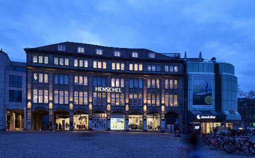 Bild 1: Das Gebäude des Modehauses Henschel von außen. Foto: Joachim Grothus